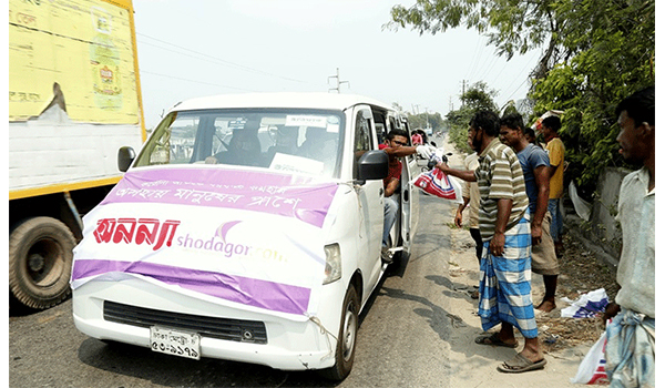 ঘরে থাকার প্রতিশ্রুতি নিয়ে খাদ্য সহায়তা দিচ্ছে পাক্ষিক ‘অনন্যা’