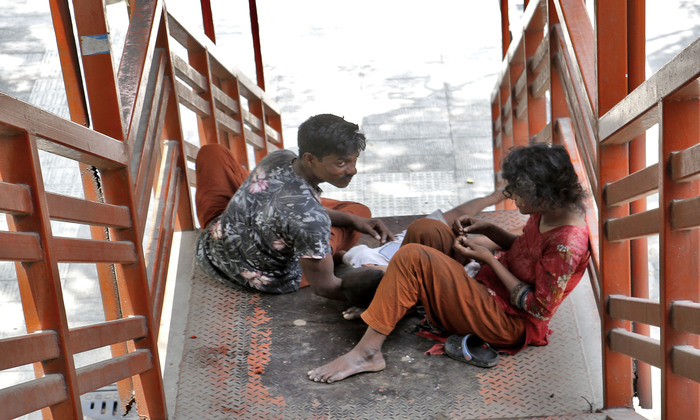 এখানে শহর চোখভরা জলেও মুচকি হাসে