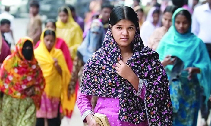 করোনায় নারী পোশাক শ্রমিকদের অবস্থা দূরহ