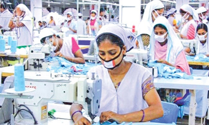 করোনায় নারী পোশাক শ্রমিকদের অবস্থা দূরহ
