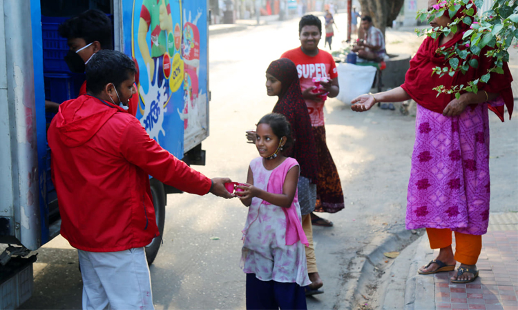 রাজধানীর ছিন্নমূল শিশুদের পুষ্টিকর দই দিলো অনন্যা ও গ্রামীণ ডানোন