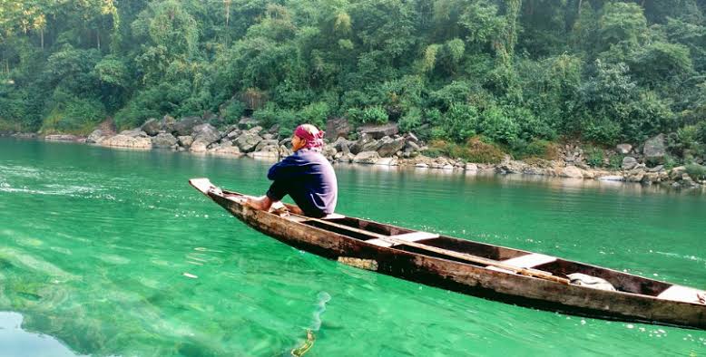 যেনো হাওয়ায় ভাসছে নৌকা!