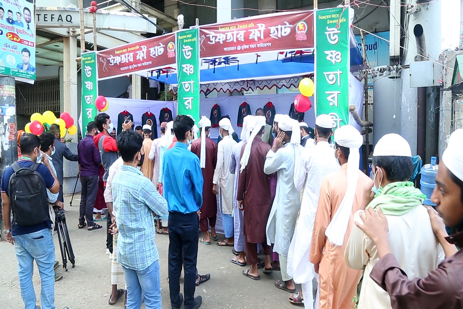 সুবিধাবঞ্চিতদের পাশে দাঁড়াতে মুক্তির বন্ধন ফাউন্ডেশনের `উষ্ণতার ফ্রি হাট&#8217;